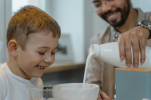 Los lácteos son una fuente clave de nutrientes esenciales para el desarrollo infantil. Desde el primer año de vida, la leche y sus derivados proporcionan calcio, proteínas de alto valor biológico, grasas saludables y vitaminas fundamentales para el crecimiento.