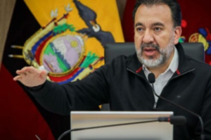 Desde este miércoles 23 de abril de 2025, el colectivo Cuida tu Voto comenzó a recoger firmas para activar la revocatoria de mandato del alcalde de Quito, Pabel Muñoz. El Centro Histórico fue el punto en donde los voluntarios comenzaron a llenar los formularios.