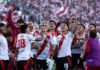 El Superclásico volvió a teñirse de rojo y blanco, River Plate superó por 2-1 a Boca Juniors en la fecha 15 del Torneo Apertura. Un golazo de Franco Mastantuono y la solvencia de Franco Armani en los momentos decisivos fueron los pilares de una victoria que reafirma el dominio millonario en los choques recientes ante su eterno rival.