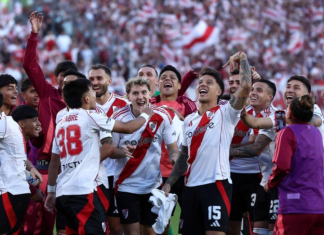 El Superclásico volvió a teñirse de rojo y blanco, River Plate superó por 2-1 a Boca Juniors en la fecha 15 del Torneo Apertura. Un golazo de Franco Mastantuono y la solvencia de Franco Armani en los momentos decisivos fueron los pilares de una victoria que reafirma el dominio millonario en los choques recientes ante su eterno rival.