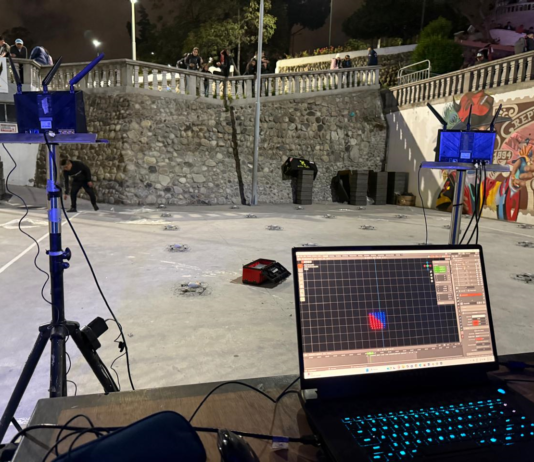 Dos espectáculos de siete minutos, con 54 drones volando a una velocidad de 4 metros por segundo, formaron parte del evento “Riobamba Brilla”, la noche del 26 de abril, en el marco de las fiestas abrileñas de la ciudad.