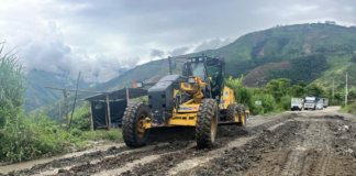 El pasado 4 de abril de 2025, la Prefectura de Chimborazo, a través de la Dirección de Conectividad Vial, intensifica los trabajos de mantenimiento en la vía E487, que conecta Balbanera, Pallatanga y Cumandá.