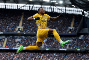 En una liga tan exigente como la Premier League, donde los ciclos suelen ser breves, alcanzar los 100 partidos con un mismo club no es una hazaña menor.