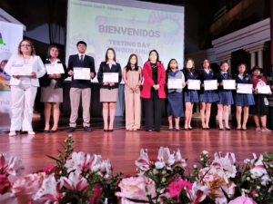 Con una destacada asistencia de más de 800 estudiantes y docentes de los seis distritos educativos de la provincia, se desarrolló con éxito el Testing Day Tungurahua, una jornada educativa que puso en el centro la innovación, la creatividad y el emprendimiento escolar.