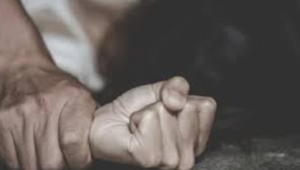 Un hecho de violencia sexual que ha conmocionado a Ecuador ha salido a la luz en el cantón de Cayambe, donde dos adolescentes fueron víctimas de abuso por parte de cinco hombres, entre ellos docentes y un amigo.