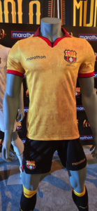 Barcelona Sporting Club presentó su nueva indumentaria conmemorativa por los 100 años de vida institucional, un acto de identidad, memoria y fidelidad a los colores del Ídolo del Astillero, Barcelona SC desplegó su artillería simbólica en un evento que congregó a hinchas, glorias del pasado, jugadores actuales, dirigentes e invitados especiales.
