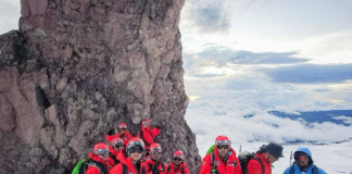 Con el objetivo de fortalecer su capacidad operativa en entornos naturales extremos, un grupo de miembros del Cuerpo de Bomberos de Riobamba culminó un riguroso programa de formación en técnicas de rescate de media y alta montaña.