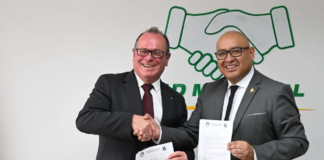 En un acto que marca un importante paso hacia la proyección internacional del cantón, Fabián Aldaz, alcalde de Penipe, firmó este 25 de abril una Carta de Hermanamiento, con su homólogo Emmanuel Riotte, alcalde de Saint-Amand-Montrond, ciudad ubicada en el centro de Francia.