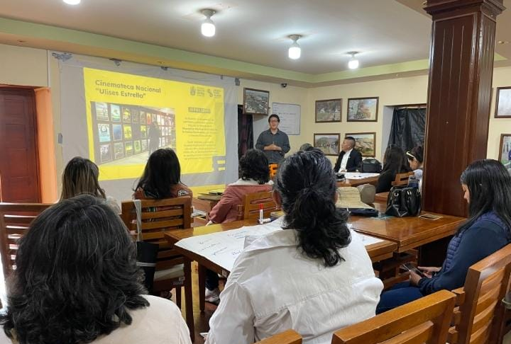 El I Encuentro de Maestros Cinéfilos, parte del XI Festival Infantil-Juvenil Wawas al Cine, reunió a 28 docentes de Riobamba, Ambato y Latacunga con el propósito de integrar el lenguaje cinematográfico en sus prácticas educativas.