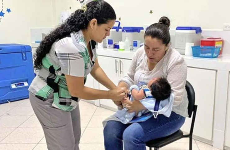 La tosferina, una enfermedad respiratoria altamente contagiosa y prevenible por vacunación, ha registrado un preocupante repunte en Ecuador.