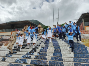 Con la participación activa de 879 estudiantes, 58 docentes, personal administrativo y autoridades de distintos niveles, la Unidad Educativa Baños llevó a cabo con éxito un simulacro de incidente crítico, en el marco del Programa Comunidades Educativas Seguras y Protectoras, liderado por el Ministerio de Educación.