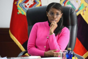 Un pronunciamiento jurídico emitido por la Procuraduría General del Estado (PGE), el 26 de febrero de 2025, es la base jurídica para la prorrogación de funciones de la fiscal Diana Salazar. La funcionaria puede seguir en el cargo de manera indefinida, hasta que el Consejo de Participación Ciudadana (CPCCS) nombre a su reemplazo.