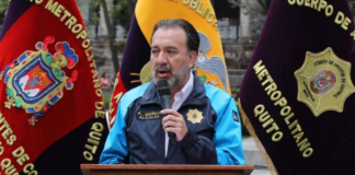 El domingo 13 de abril de 2025, en una tarima de la calle Reina Victoria, en el norte de Quito, el alcalde Pabel Muñoz y la prefecta Paola Pabón abrazaron a Luisa González y aplaudieron junto a la militancia el discurso de la candidata de la Revolución Ciudadana (RC5) en el que denunciaba presuntas irregularidades en las elecciones presidenciales y no reconocía el triunfo de Daniel Noboa.
