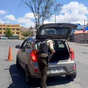 La Policía Nacional llevó a cabo un operativo focalizado el 21 de abril como parte de su estrategia “Ciudad Segura”. Este operativo, realizado en diferentes puntos de la ciudad y áreas circundantes, estuvo dirigido a prevenir delitos específicos como el robo de autopartes, el consumo de alcohol en la vía pública y el porte ilegal de armas.