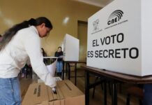 La Corte Constitucional de Ecuador ha ratificado la resolución emitida por el Consejo Nacional Electoral (CNE) que prohíbe el uso de celulares y otros dispositivos móviles para capturar imágenes o videos durante la votación de la segunda vuelta presidencial, programada para el 13 de abril.