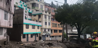 Este domingo 6 de abril de 2025, un aluvión sorprendió a los habitantes de Guápulo, Quito, cuando un fuerte aguacero provocó un deslizamiento de tierra, piedras y árboles en la avenida De Los Conquistadores.