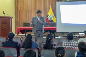 El Municipio de Riobamba, a través de la Dirección de Servicios Municipales, llevó a cabo una jornada de capacitación dirigida a los comerciantes de los mercados, plazas y del Centro Comercial “La Condamine”.