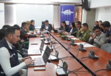 El Comité de Operaciones de Emergencia (COE) Provincial de Chimborazo declaró la alerta naranja por 60 días, como medida inmediata para contener el brote de tosferina que afecta a la provincia. La decisión fue anunciada este lunes en una sesión liderada por el prefecto Hermel Tayupanda, presidente del COE, con la participación de autoridades del Ministerio de Salud Pública, Educación, Policía Nacional, Gobernación, y otras instituciones clave.