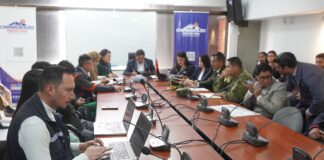 El Comité de Operaciones de Emergencia (COE) Provincial de Chimborazo declaró la alerta naranja por 60 días, como medida inmediata para contener el brote de tosferina que afecta a la provincia. La decisión fue anunciada este lunes en una sesión liderada por el prefecto Hermel Tayupanda, presidente del COE, con la participación de autoridades del Ministerio de Salud Pública, Educación, Policía Nacional, Gobernación, y otras instituciones clave.