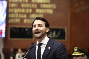Con 80 votos a favor, el exministro de Turismo y actual legislador por Acción Democrática Nacional (ADN), Niels Olsen, fue elegido como presidente de la Asamblea Nacional. En su primera intervención como titular del Parlamento, Olsen sorprendió con un discurso centrado en la unidad nacional y la renovación del compromiso legislativo con la ciudadanía.