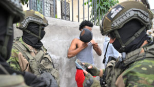 El presidente Daniel Noboa ha puesto en marcha un ambicioso proyecto legal que refuerza el enfoque punitivo del Estado en su lucha contra el crimen organizado, con reformas al Código Orgánico Integral Penal (COIP) que evocan al sistema de seguridad implementado por Nayib Bukele en El Salvador.