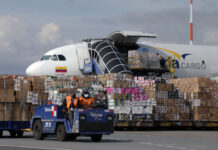 Ecuador avanza en su estrategia para aliviar la carga arancelaria impuesta por Estados Unidos, luego de que el Comité de Comercio Exterior (Comex) aprobara, el pasado 13 de mayo, un dictamen favorable que autoriza al país a iniciar conversaciones formales con el gobierno estadounidense. El objetivo es alcanzar un acuerdo marco de comercio recíproco que siente las bases para una posible negociación más amplia.