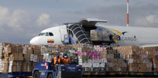 Ecuador avanza en su estrategia para aliviar la carga arancelaria impuesta por Estados Unidos, luego de que el Comité de Comercio Exterior (Comex) aprobara, el pasado 13 de mayo, un dictamen favorable que autoriza al país a iniciar conversaciones formales con el gobierno estadounidense. El objetivo es alcanzar un acuerdo marco de comercio recíproco que siente las bases para una posible negociación más amplia.