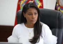 La fiscal general del Estado, Diana Salazar, anunció este martes 20 de mayo de 2025 su renuncia al cargo, poniendo fin a un período de seis años y 42 días al frente de la institución. “Aferrarse a los cargos no le hace bien al país”, expresó en un mensaje difundido mediante un video, donde oficializó su decisión.