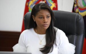 La fiscal general del Estado, Diana Salazar, anunció este martes 20 de mayo de 2025 su renuncia al cargo, poniendo fin a un período de seis años y 42 días al frente de la institución. “Aferrarse a los cargos no le hace bien al país”, expresó en un mensaje difundido mediante un video, donde oficializó su decisión.