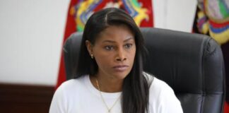La fiscal general del Estado, Diana Salazar, anunció este martes 20 de mayo de 2025 su renuncia al cargo, poniendo fin a un período de seis años y 42 días al frente de la institución. “Aferrarse a los cargos no le hace bien al país”, expresó en un mensaje difundido mediante un video, donde oficializó su decisión.