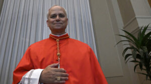 En un momento cargado de simbolismo y emoción, la Iglesia Católica tiene un nuevo líder espiritual: el cardenal Robert Prevost ha sido elegido como el papa número 267 y será conocido como León XIV.