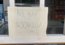 La decisión del Ministerio de Educación de imponer el uso obligatorio de mascarillas en los centros educativos ha generado una fuerte presión en la demanda de este insumo en ciudades como Guayaquil y Quito.