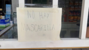 La decisión del Ministerio de Educación de imponer el uso obligatorio de mascarillas en los centros educativos ha generado una fuerte presión en la demanda de este insumo en ciudades como Guayaquil y Quito.