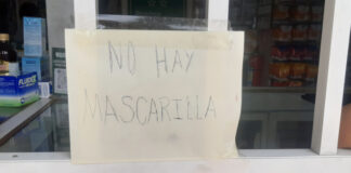 La decisión del Ministerio de Educación de imponer el uso obligatorio de mascarillas en los centros educativos ha generado una fuerte presión en la demanda de este insumo en ciudades como Guayaquil y Quito.