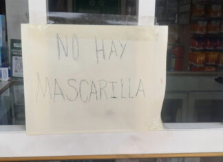 La decisión del Ministerio de Educación de imponer el uso obligatorio de mascarillas en los centros educativos ha generado una fuerte presión en la demanda de este insumo en ciudades como Guayaquil y Quito.