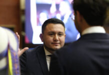 El escenario político en la nueva Asamblea Nacional cambió rápidamente con la sorpresiva salida del asambleísta esmeraldeño Samuel Célleri de las filas del Partido Social Cristiano (PSC). El legislador optó por alinearse con el oficialismo del movimiento Acción Democrática Nacional (ADN), lo que modificó la conformación del Consejo de Administración Legislativa (CAL) y debilitó la representación socialcristiana.