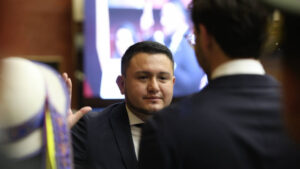 El escenario político en la nueva Asamblea Nacional cambió rápidamente con la sorpresiva salida del asambleísta esmeraldeño Samuel Célleri de las filas del Partido Social Cristiano (PSC). El legislador optó por alinearse con el oficialismo del movimiento Acción Democrática Nacional (ADN), lo que modificó la conformación del Consejo de Administración Legislativa (CAL) y debilitó la representación socialcristiana.
