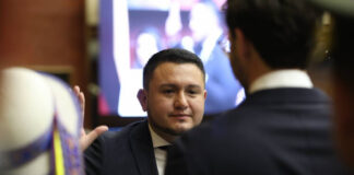 El escenario político en la nueva Asamblea Nacional cambió rápidamente con la sorpresiva salida del asambleísta esmeraldeño Samuel Célleri de las filas del Partido Social Cristiano (PSC). El legislador optó por alinearse con el oficialismo del movimiento Acción Democrática Nacional (ADN), lo que modificó la conformación del Consejo de Administración Legislativa (CAL) y debilitó la representación socialcristiana.
