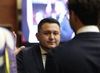 El escenario político en la nueva Asamblea Nacional cambió rápidamente con la sorpresiva salida del asambleísta esmeraldeño Samuel Célleri de las filas del Partido Social Cristiano (PSC). El legislador optó por alinearse con el oficialismo del movimiento Acción Democrática Nacional (ADN), lo que modificó la conformación del Consejo de Administración Legislativa (CAL) y debilitó la representación socialcristiana.