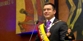 En una ceremonia solemne celebrada en la Asamblea Nacional, Daniel Noboa Azín fue oficialmente posesionado como Presidente constitucional de la República del Ecuador para el período 2025-2029. La sesión fue presidida por Niels Olsen, titular del Legislativo, quien tomó el juramento y le impuso la banda presidencial tricolor, símbolo del mando supremo del país.