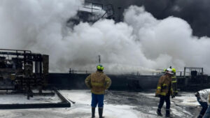 Este lunes 26 de mayo de 2025, un incendio en un tanque de fuel oil provocó la paralización total de actividades en la Refinería Estatal de Esmeraldas. La empresa Petroecuador informó que el siniestro ocurrió en el área de utilidades y que, como medida de prevención, se suspendieron las operaciones para salvaguardar la seguridad del personal y las instalaciones.