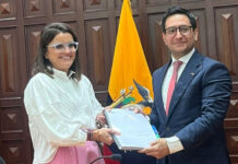 Después de año y medio de inactividad, la Vicepresidencia de la República vuelve a abrir sus puertas con una nueva titular: María José Pinto. La funcionaria asumió oficialmente sus funciones el 26 de mayo de 2025, marcando el inicio de una etapa de reactivación institucional en el segundo periodo presidencial de Daniel Noboa.