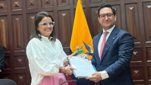 Después de año y medio de inactividad, la Vicepresidencia de la República vuelve a abrir sus puertas con una nueva titular: María José Pinto. La funcionaria asumió oficialmente sus funciones el 26 de mayo de 2025, marcando el inicio de una etapa de reactivación institucional en el segundo periodo presidencial de Daniel Noboa.