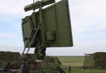 Después de casi cinco años sin cobertura total en una zona crítica del país, la Fuerza Aérea Ecuatoriana (FAE) anunció la reactivación de un radar que le permitirá retomar el control del espacio aéreo en la frontera norte. El equipo fue repotenciado con apoyo del gobierno de Estados Unidos como parte de un programa conjunto de cooperación contra el narcotráfico.