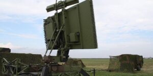 Después de casi cinco años sin cobertura total en una zona crítica del país, la Fuerza Aérea Ecuatoriana (FAE) anunció la reactivación de un radar que le permitirá retomar el control del espacio aéreo en la frontera norte. El equipo fue repotenciado con apoyo del gobierno de Estados Unidos como parte de un programa conjunto de cooperación contra el narcotráfico.