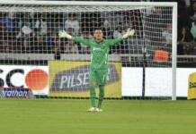 Gonzalo Valle, el arquero ecuatoriano, nacido en Riobamba, fue el factor decisivo para que Liga Deportiva Universitaria de Quito saliera con una valiosa victoria por 3-2 ante Deportivo Táchira, un resultado que los coloca en la cima del Grupo C.