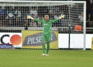 Gonzalo Valle, el arquero ecuatoriano, nacido en Riobamba, fue el factor decisivo para que Liga Deportiva Universitaria de Quito saliera con una valiosa victoria por 3-2 ante Deportivo Táchira, un resultado que los coloca en la cima del Grupo C.