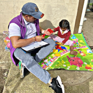En la provincia de Chimborazo, 7.515 niñas y niños de entre 0 y 3 años, junto a sus familias, reciben atención integral a través de la modalidad “Creciendo con Nuestros Hijos” (CNH), impulsada por el Ministerio de Inclusión Económica y Social (MIES).