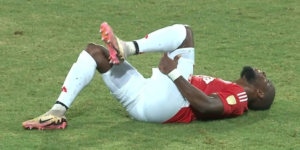 El capitán y máximo goleador histórico de la Selección Ecuatoriana salió lesionado en la Copa Libertadores con el Internacional de Porto Alegre. La Tricolor podría perder a su referente ofensivo.