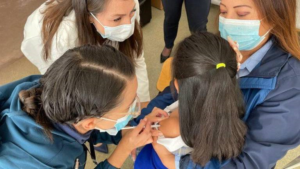 La alarma sanitaria se encendió en Chimborazo tras la confirmación de dos casos de tosferina en menores de edad y 166 casos sospechosos en Riobamba, situación que llevó al Ministerio de Educación a tomar una medida drástica: suspender las clases presenciales en los cantones de Riobamba, Guamote, Colta y Penipe hasta el próximo jueves 22 de mayo.